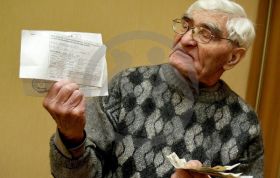 Влияние крупных сумм на счетах пожилых россиян на социальные льготы.