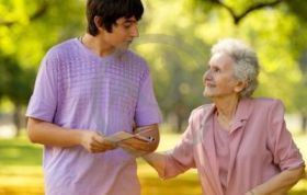 Кто может ухаживать за пожилыми людьми и получать выплаты?