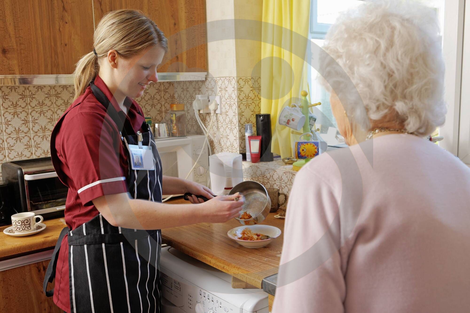 Социальная помощь пожилым людям на дому