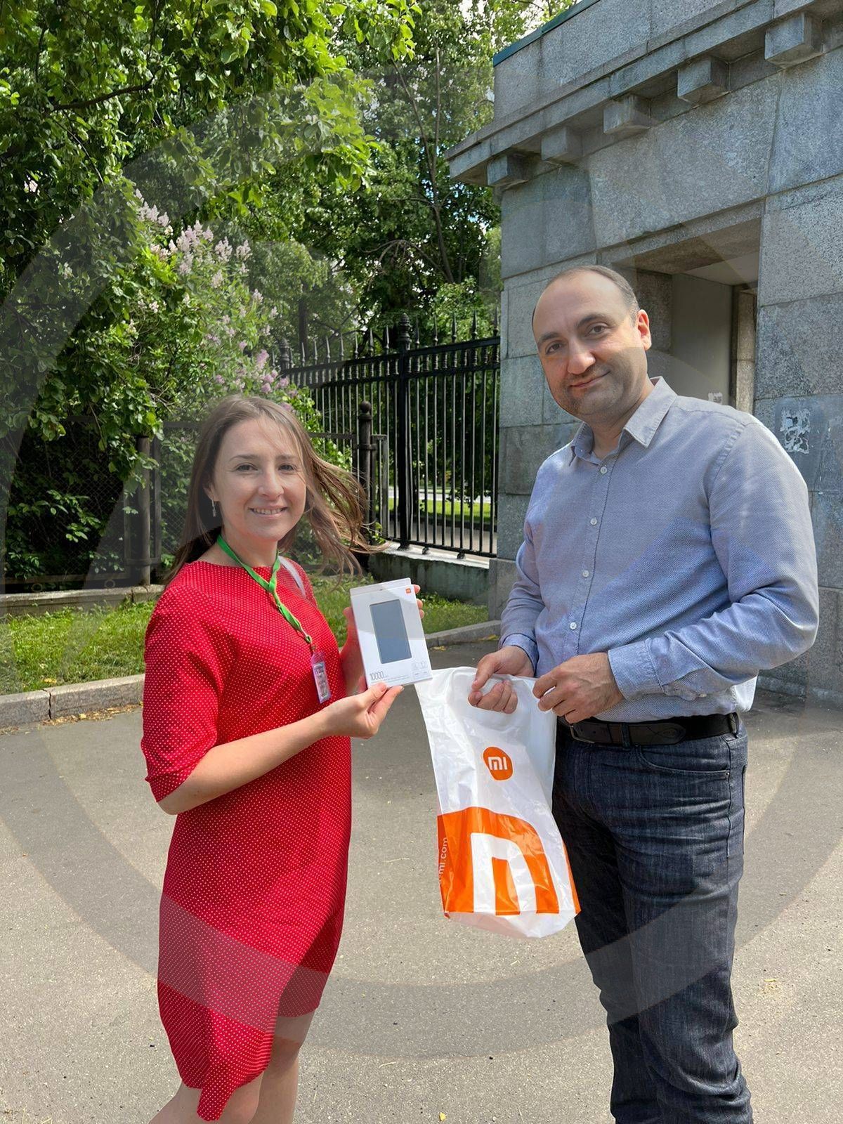 Вручение подарков победительнице конкурса эссе