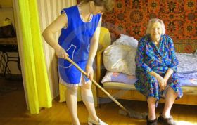 Социальный работник для пожилых в России: кому положен и как получить помощь?