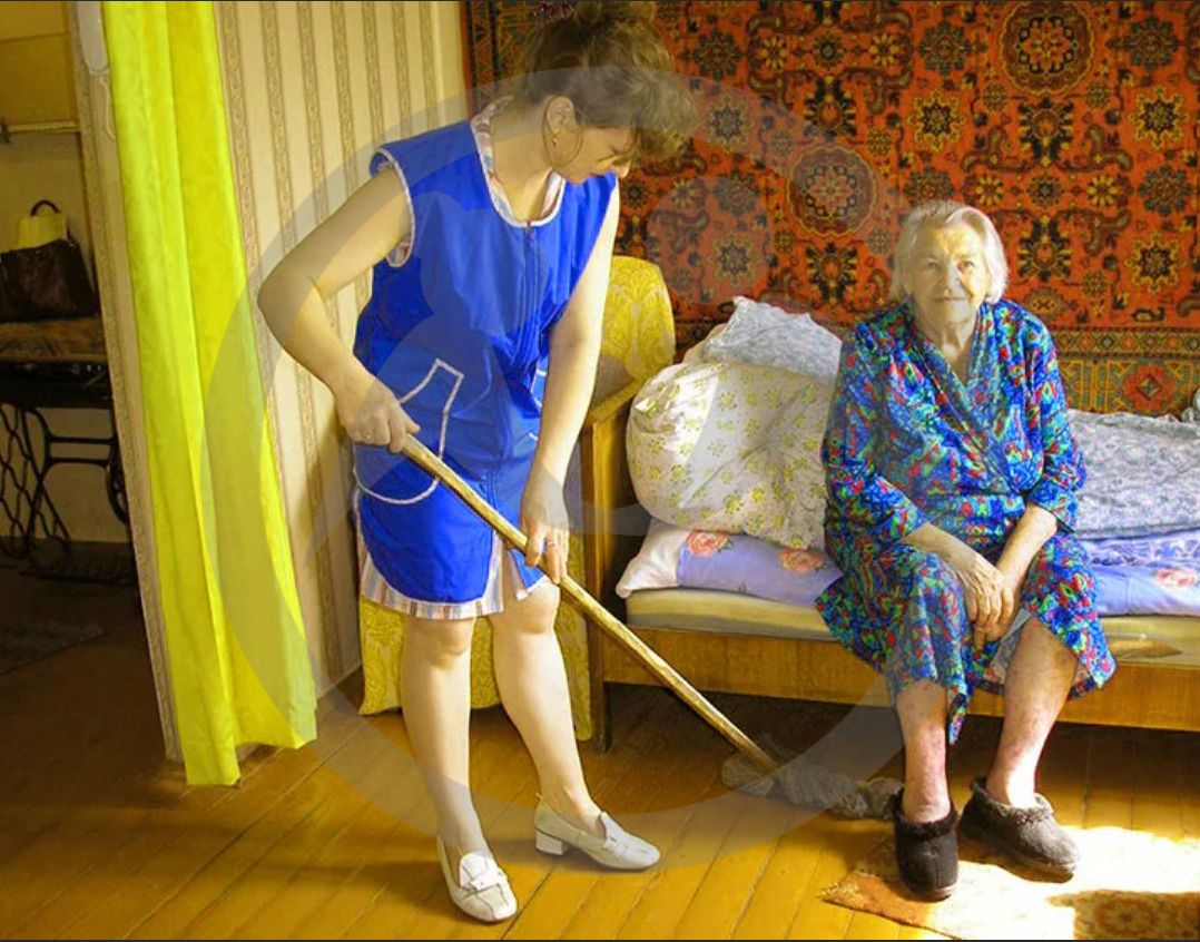 Социальный работник для пожилых в России: кому положен и как получить помощь?