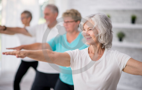 С ног на голову: почему пожилым людям нужна йога