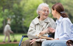 Старость — для избранных: как помочь одиноким дедушкам и бабушкам?