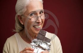 Темный шоколад - полезное лакомство для людей пожилого возраста