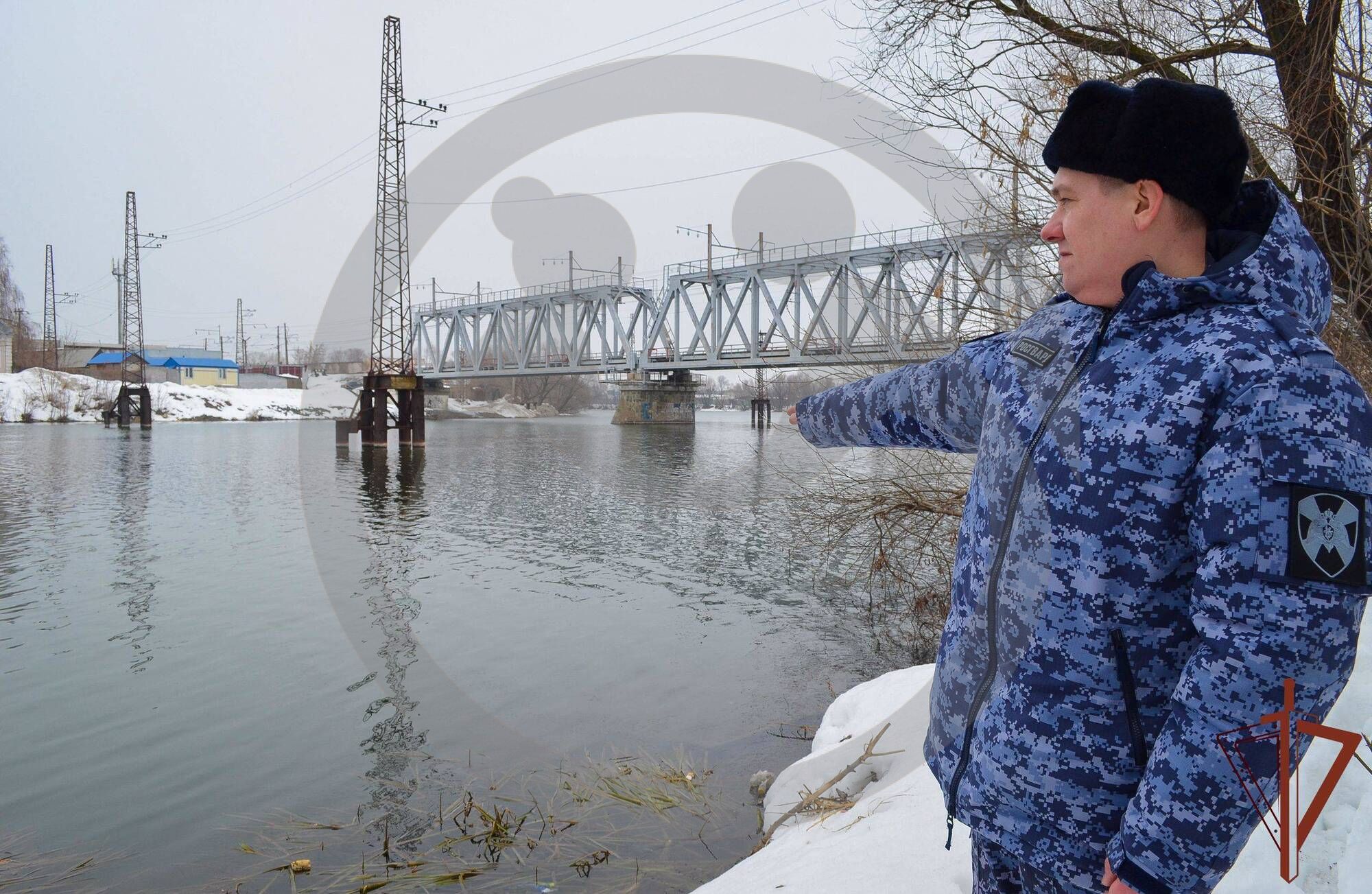 В Пензе сотрудники Росгвардии спасли тонущую пенсионерку