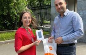 Вручение подарков победительнице конкурса эссе