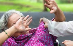 Что делать, если стал свидетелем жестокого обращения к пожилым людям?